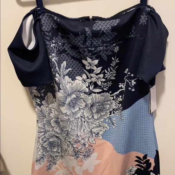 NWT Guess off the shoulder dress - Picture 3 of 3